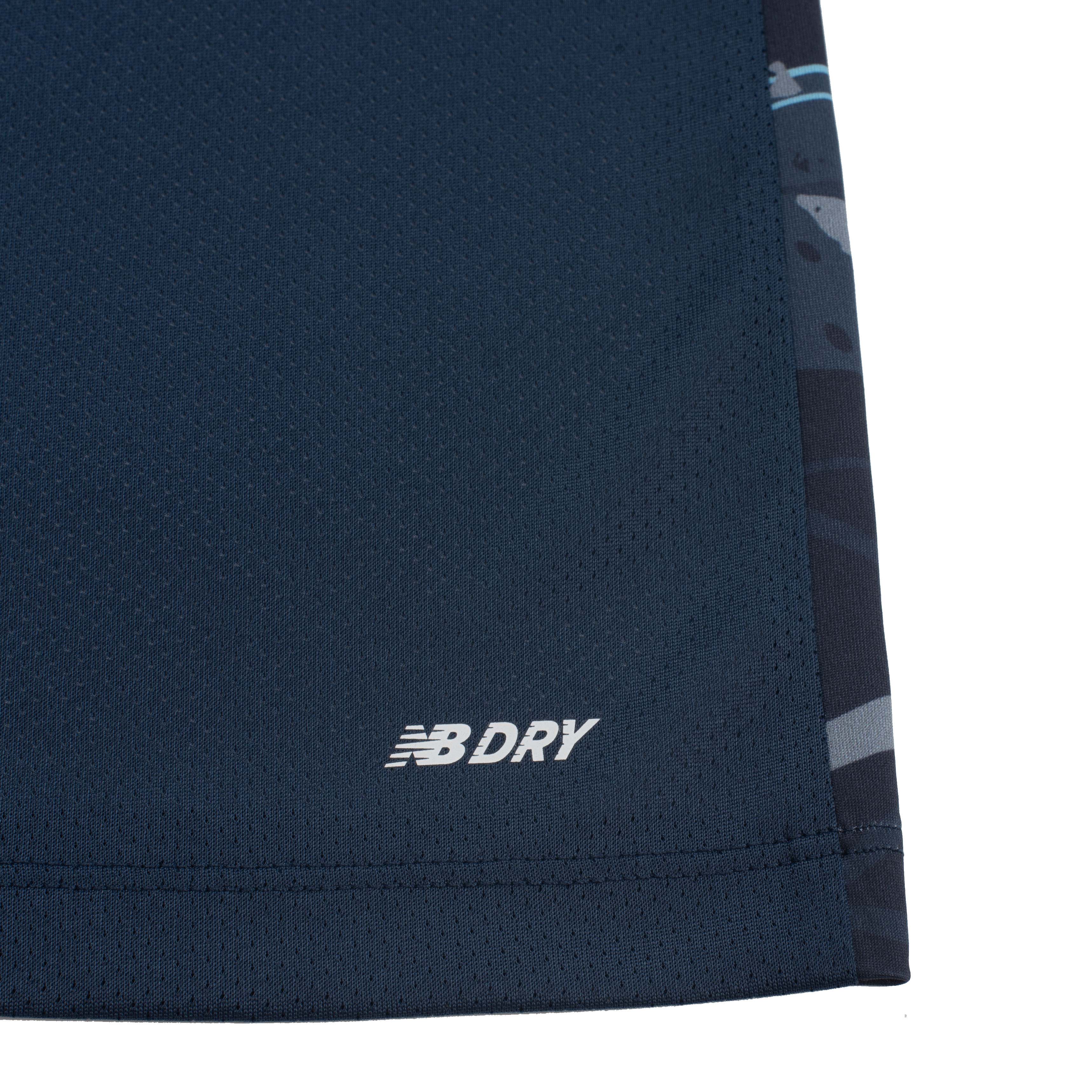 Camisa masculina Grêmio Pré-Jogo New Balance detalhes do escudo e acabamento